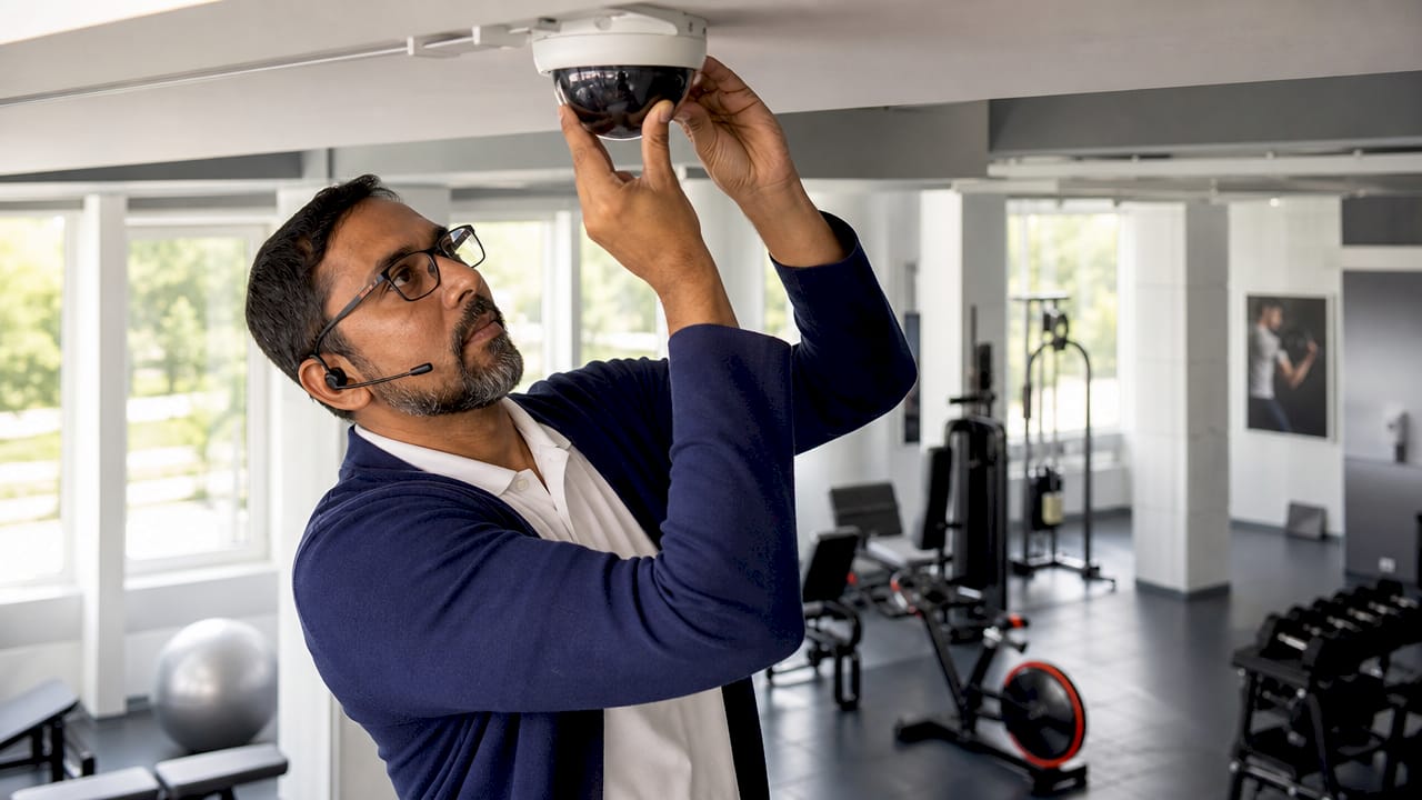 Especialista ajustando a câmera da academia para benchmarking
